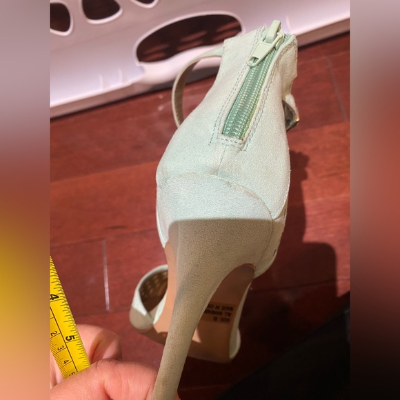 Mint green pointed toe heels size 8 - Picture 11 of 13